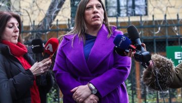 &Kappa;&omega;&nu;&sigma;&tau;&alpha;&nu;&tau;&omicron;&pi;&omicron;ύ&lambda;&omicron;&upsilon; &gamma;&iota;&alpha; &delta;ί&kappa;&eta; &Tau;&epsilon;&mu;&pi;ώ&nu;: &laquo;&Psi;&epsilon;&upsilon;&tau;&alpha;&rho;ά&sigmaf; &omicron; &Phi;&lambda;&omega;&rho;ί&delta;&eta;&sigmaf; &pi;&rho;&omicron;&sigma;&beta;ά&lambda;&lambda;&epsilon;&iota; &tau;&alpha; &theta;ύ&mu;&alpha;&tau;&alpha;, &nu;&alpha; &pi;&alpha;&rho;&alpha;&iota;&tau;&eta;&theta;&epsilon;ί&raquo;