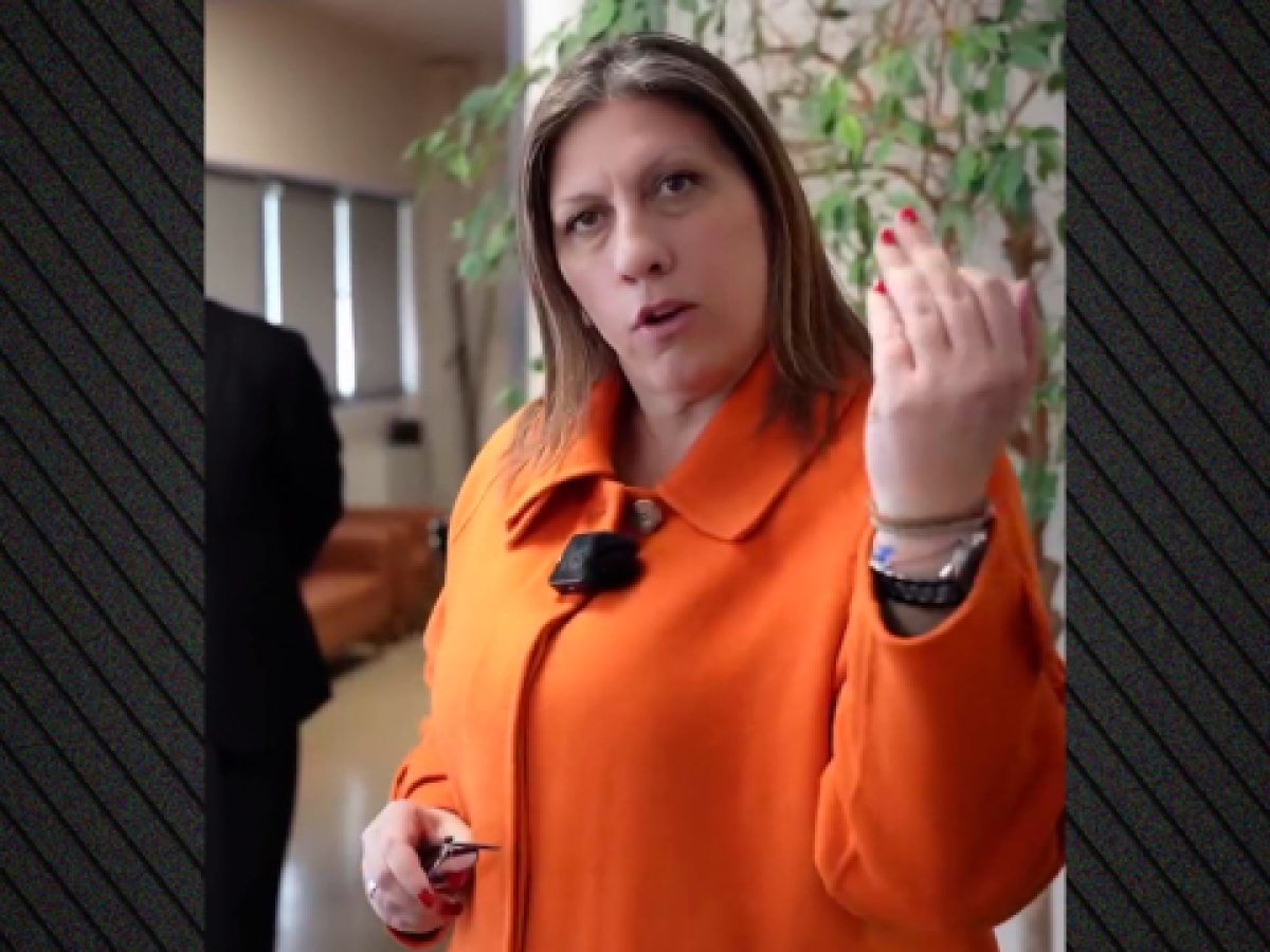 Κωνσταντοπούλου: Νέο σόου στα δικαστήρια της Λάρισας, «ελάτε λίγο μαζί μου, κοιτάξτε εμένα»: δείτε βίντεο