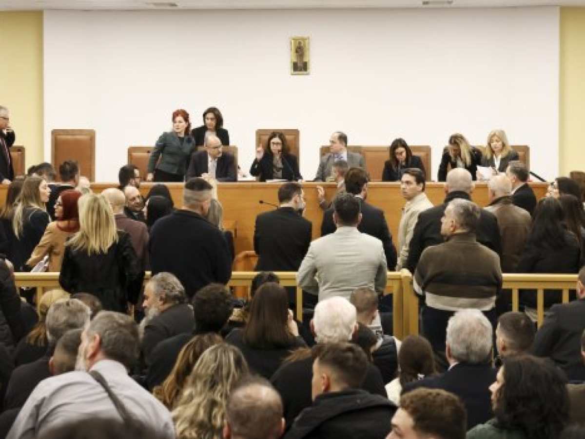 Κόντρα σε συγγενείς και επιζήσαντες ο Φλωρίδης υπερασπίζεται την αίθουσα της δίκης των Τεμπών