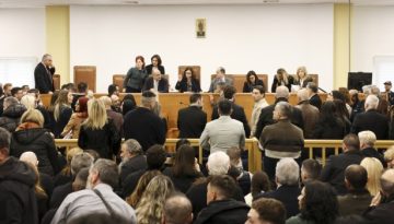 &Kappa;ό&nu;&tau;&rho;&alpha; &sigma;&epsilon; &sigma;&upsilon;&gamma;&gamma;&epsilon;&nu;&epsilon;ί&sigmaf; &kappa;&alpha;&iota; &epsilon;&pi;&iota;&zeta;ή&sigma;&alpha;&nu;&tau;&epsilon;&sigmaf; &omicron; &Phi;&lambda;&omega;&rho;ί&delta;&eta;&sigmaf; &upsilon;&pi;&epsilon;&rho;&alpha;&sigma;&pi;ί&zeta;&epsilon;&tau;&alpha;&iota; &tau;&eta;&nu; &alpha;ί&theta;&omicron;&upsilon;&sigma;&alpha; &tau;&eta;&sigmaf; &delta;ί&kappa;&eta;&sigmaf; &tau;&omega;&nu; &Tau;&epsilon;&mu;&pi;ώ&nu;