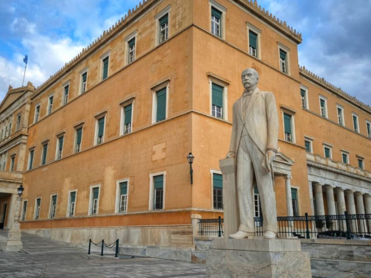 «Κόντρα» στη Βουλή για την αύξηση στον κατώτατο μισθό