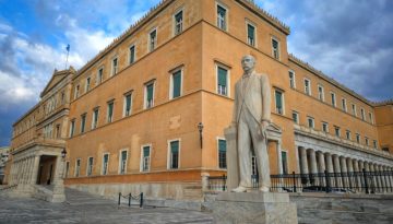 «Κόντρα» στη Βουλή για την αύξηση στον κατώτατο μισθό