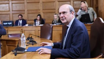 Κωστής Χατζηδάκης: Η αντιπολίτευση υπερασπίζεται το βαθύ κράτος αντί για τους ανυπεράσπιστους πολίτες (Βίντεο)