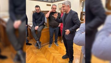 &Mu;&epsilon; &alpha;&iota;&chi;&mu;έ&sigmaf; &tau;&omicron; &pi;&rho;&omicron;&sigma;&omega;&rho;&iota;&nu;ό (;) &laquo;&alpha;&nu;&tau;ί&omicron;&raquo; &tau;&omicron;&upsilon; &Omicron;&delta;&upsilon;&sigma;&sigma;έ&alpha; &sigma;&tau;&omicron;&upsilon;&sigmaf; &kappa;&omicron;&iota;&nu;&omicron;&beta;&omicron;&upsilon;&lambda;&epsilon;&upsilon;&tau;&iota;&kappa;&omicron;ύ&sigmaf; &sigma;&upsilon;&nu;&tau;ά&kappa;&tau;&epsilon;&sigmaf;
