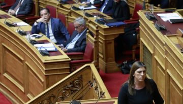 Μετά τα κρακεράκια, ειρωνείες Κωνσταντοπούλου σε Βορίδη στη Βουλή
