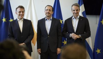 &Mu;&eta;&nu;ύ&mu;&alpha;&tau;&alpha; &alpha;&pi;ό &Mu;&eta;&tau;&sigma;&omicron;&tau;ά&kappa;&eta;, &Mu;&alpha;&kappa;&rho;ό&nu; &kappa;&alpha;&iota; &Chi;&rho;&iota;&sigma;&tau;&omicron;&delta;&omicron;&upsilon;&lambda;ί&delta;&eta; &ndash; &Eta; &alpha;&lambda;ά &laquo;&Alpha;&sigma;&pi;ί&delta;&epsilon;&sigmaf;&raquo; &sigma;&upsilon;&nu;&omicron;&delta;&epsilon;ί&alpha; &tau;ά&nu;&kappa;&epsilon;&rho; &sigma;&tau;&omicron;&nu; &Pi;&epsilon;&rho;&sigma;&iota;&kappa;ό