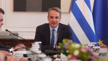 Μητσοτάκης στο υπουργικό: Στα 920 ευρώ ο κατώτατος μισθός – Μηνιαία αύξηση 40 ευρώ από πέρυσι
