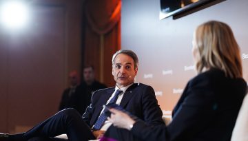 &Mu;&eta;&tau;&sigma;&omicron;&tau;ά&kappa;&eta;&sigmaf; &sigma;&tau;&omicron; &sigma;&upsilon;&nu;έ&delta;&rho;&iota;&omicron; &tau;&omicron;&upsilon; Bloomberg: &Eta; &Epsilon;&upsilon;&rho;ώ&pi;&eta; &delta;&epsilon;&nu; &theta;&alpha; &epsilon;&mu;&pi;&lambda;&alpha;&kappa;&epsilon;ί &sigma;&tau;&rho;&alpha;&tau;&iota;&omega;&tau;&iota;&kappa;ά &sigma;&tau;&eta; &Mu;. &Alpha;&nu;&alpha;&tau;&omicron;&lambda;ή