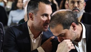 &Nu;έ&alpha; &Alpha;&rho;&iota;&sigma;&tau;&epsilon;&rho;ά: &Epsilon;&pi;&omicron;&chi;ή &Sigma;&alpha;&kappa;&epsilon;&lambda;&lambda;&alpha;&rho;ί&delta;&eta; &mu;&epsilon;&tau;ά &tau;&eta;&nu; &pi;&alpha;&rho;&alpha;ί&tau;&eta;&sigma;&eta; &Chi;&alpha;&rho;ί&tau;&sigma;&eta; &ndash; &Omicron; &delta;&rho;ό&mu;&omicron;&sigmaf; &pi;&omicron;&upsilon; &alpha;&nu;&omicron;ί&gamma;&epsilon;&iota; &gamma;&iota;&alpha; &alpha;&lambda;&lambda;&alpha;&gamma;ή &epsilon;&pi;&iota;&kappa;&epsilon;&phi;&alpha;&lambda;ή&sigmaf; &sigma;&tau;&eta;&nu; &Kappa;&Omicron;