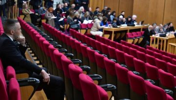 &Nu;έ&alpha; &Alpha;&rho;&iota;&sigma;&tau;&epsilon;&rho;ά &gamma;&iota;&alpha; &Chi;&rho;&upsilon;&sigma;ή &Alpha;&upsilon;&gamma;ή: &Omicron; &alpha;&gamma;ώ&nu;&alpha;&sigmaf; &epsilon;&nu;ά&nu;&tau;&iota;&alpha; &sigma;&tau;&omicron;&nu; &phi;&alpha;&sigma;&iota;&sigma;&mu;ό &delta;&epsilon;&nu; &tau;&epsilon;&lambda;&epsilon;&iota;ώ&nu;&epsilon;&iota; &sigma;&tau;&iota;&sigmaf; &delta;&iota;&kappa;&alpha;&sigma;&tau;&iota;&kappa;έ&sigmaf; &alpha;ί&theta;&omicron;&upsilon;&sigma;&epsilon;&sigmaf;