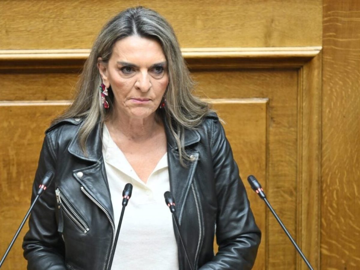 &Nu;έ&alpha; &Alpha;&rho;&iota;&sigma;&tau;&epsilon;&rho;ά: &Nu;έ&alpha; &pi;&rho;ό&epsilon;&delta;&rho;&omicron;&sigmaf; &tau;&eta;&sigmaf; &Kappa;&Omicron; &eta; &Pi;έ&tau;&eta; &Pi;έ&rho;&kappa;&alpha; &ndash; &laquo;&Delta;&epsilon;&nu; &epsilon;ί&mu;&alpha;&sigma;&tau;&epsilon; &kappa;ό&mu;&mu;&alpha; &mu;&epsilon; &eta;&mu;&epsilon;&rho;&omicron;&mu;&eta;&nu;ί&alpha; &lambda;ή&xi;&eta;&sigmaf;&raquo;