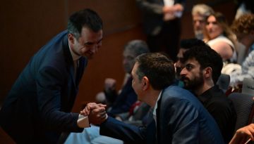 &Nu;έ&alpha; &Alpha;&rho;&iota;&sigma;&tau;&epsilon;&rho;ά: &Pi;&alpha;&rho;&alpha;&iota;&tau;&epsilon;ί&tau;&alpha;&iota; &sigma;ή&mu;&epsilon;&rho;&alpha; &omicron; &Alpha;&lambda;έ&xi;&eta;&sigmaf; &Chi;&alpha;&rho;ί&tau;&sigma;&eta;&sigmaf;; &Sigma;&epsilon;&nu;ά&rho;&iota;&alpha; &alpha;&nu;&alpha;&sigma;ύ&nu;&tau;&alpha;&xi;&eta;&sigmaf; &upsilon;&pi;ό &tau;&omicron;&nu; &Tau;&sigma;ί&pi;&rho;&alpha;