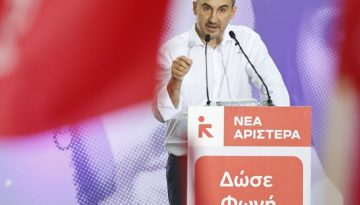 &Nu;έ&alpha; &Alpha;&rho;&iota;&sigma;&tau;&epsilon;&rho;ά: &Pi;&alpha;&rho;&alpha;&iota;&tau;ή&theta;&eta;&kappa;&epsilon; &alpha;&pi;ό &pi;&rho;ό&epsilon;&delta;&rho;&omicron;&sigmaf; &omicron; &Alpha;&lambda;έ&xi;&eta;&sigmaf; &Chi;&alpha;&rho;ί&tau;&sigma;&eta;&sigmaf; &ndash; &Tau;&iota; &alpha;&nu;&alpha;&phi;έ&rho;&epsilon;&iota; &sigma;&tau;&eta;&nu; &epsilon;&pi;&iota;&sigma;&tau;&omicron;&lambda;ή &tau;&omicron;&upsilon;