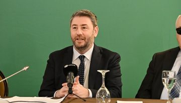 &Nu;ί&kappa;&omicron;&sigmaf; &Alpha;&nu;&delta;&rho;&omicron;&upsilon;&lambda;ά&kappa;&eta;&sigmaf;: &laquo;&Tau;&omicron; &Pi;&Alpha;&Sigma;&Omicron;&Kappa; &delta;&epsilon;&nu; &mu;&omicron;&iota;&rho;ά&zeta;&epsilon;&tau;&alpha;&iota; &sigma;&epsilon; &tau;&iota;&mu;ά&rho;&iota;&alpha;&raquo;