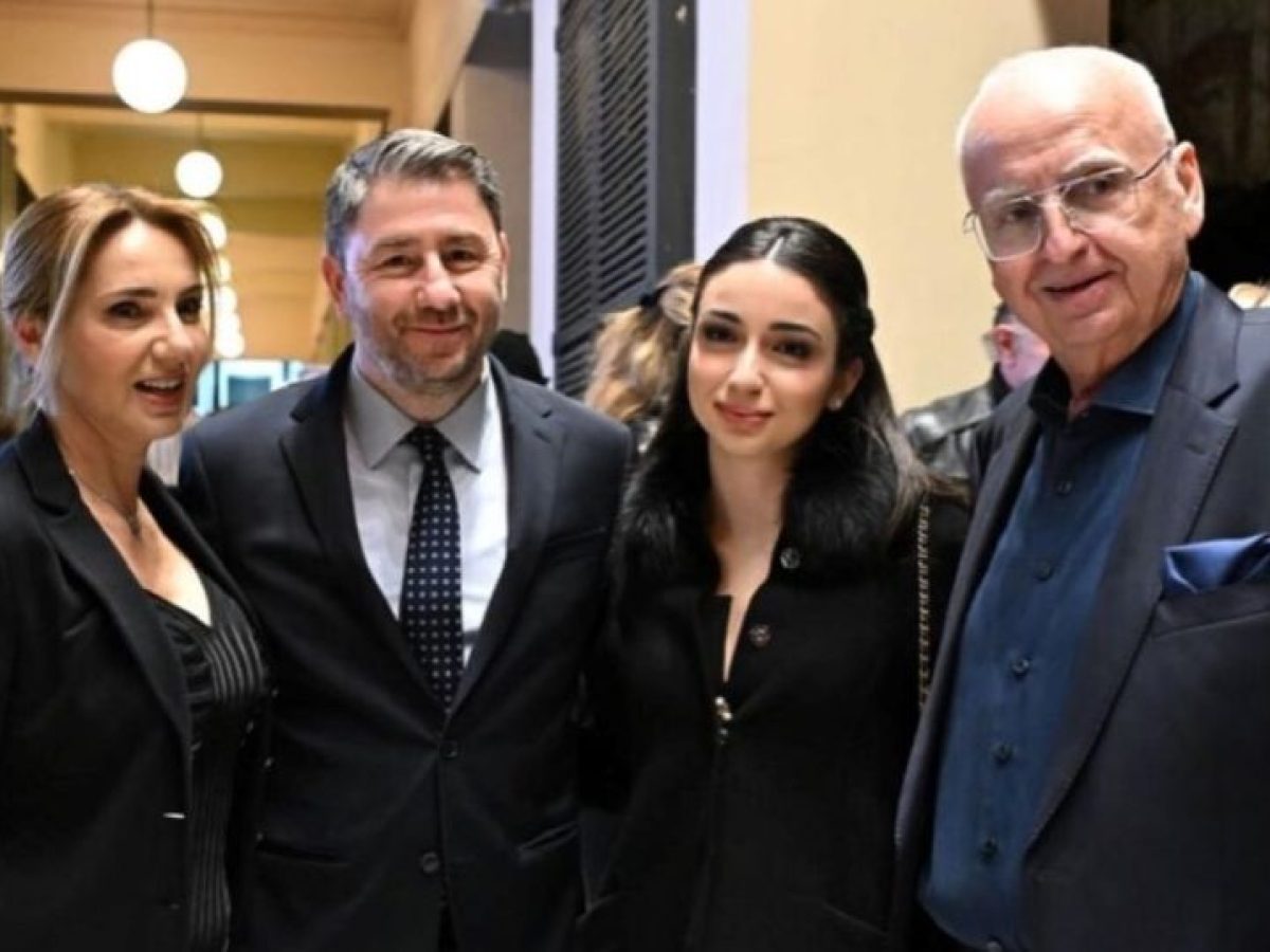 Νίκος Ανδρουλάκης: Στο θέατρο «Παλλάς» ο πρόεδρος του ΠΑΣΟΚ, παρακολούθησε την παράσταση για τον Αντώνη Καλογιάννη