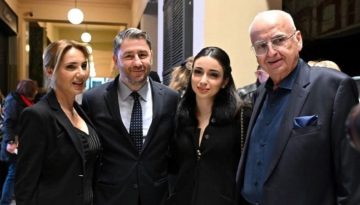 Νίκος Ανδρουλάκης: Στο θέατρο «Παλλάς» ο πρόεδρος του ΠΑΣΟΚ, παρακολούθησε την παράσταση για τον Αντώνη Καλογιάννη