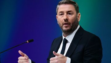 &Omicron; &Alpha;&nu;&delta;&rho;&omicron;&upsilon;&lambda;ά&kappa;&eta;&sigmaf; &pi;&rho;&omicron;&sigma;&kappa;&alpha;&lambda;&epsilon;ί &Phi;ά&mu;&epsilon;&lambda;&lambda;&omicron; &kappa;&alpha;&iota; &Chi;&alpha;&rho;ί&tau;&sigma;&eta; &sigma;&epsilon; &epsilon;&kappa;&delta;ή&lambda;&omega;&sigma;&eta; &tau;&omicron;&upsilon; &Pi;&Alpha;&Sigma;&Omicron;&Kappa;