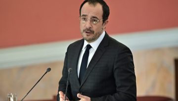 &Omicron; &Chi;&rho;&iota;&sigma;&tau;&omicron;&delta;&omicron;&upsilon;&lambda;ί&delta;&eta;&sigmaf; (&tau;&eta;&sigmaf; &Kappa;ύ&pi;&rho;&omicron;&upsilon;) &pi;ά&epsilon;&iota; &sigma;&tau;&omicron;&nu; &pi;ό&lambda;&epsilon;&mu;&omicron; &ndash; &Kappa;&alpha;&iota; ά&lambda;&lambda;&alpha; &alpha;&nu;έ&kappa;&delta;&omicron;&tau;&alpha;
