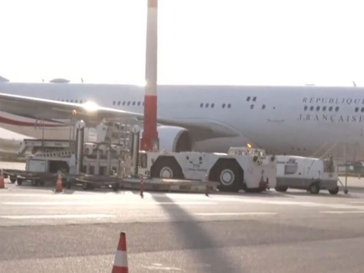 Ο Εμανουέλ Μακρόν έφτασε στη Σούδα – Μετά τη συνάντησή του με τον Νίκο Δένδια θα επισκεφθεί το αεροπλανοφόρο «Σαρλ Ντε Γκ