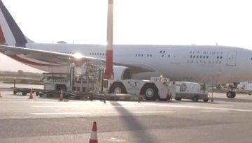 Ο Εμανουέλ Μακρόν έφτασε στη Σούδα – Μετά τη συνάντησή του με τον Νίκο Δένδια θα επισκεφθεί το αεροπλανοφόρο «Σαρλ Ντε Γκ