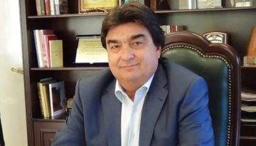 Ο Γιαννακούρας που παίρνει την έδρα του Κωνσταντινόπουλου έχει διαγραφεί από το ΠΑΣΟΚ