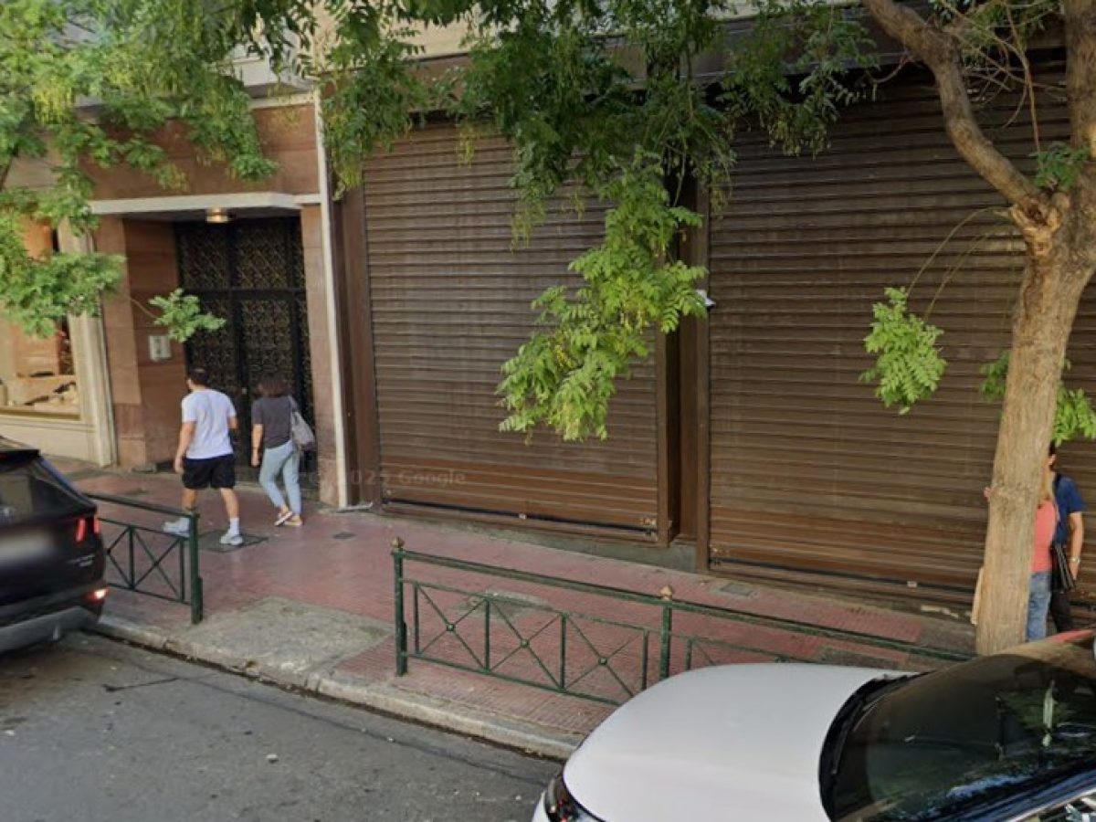 Ο κανακάρης της “διαπλεκόμενης” μαμάς που αγόρασε με 700.000 ευρώ μαγαζί στο Κολωνάκι