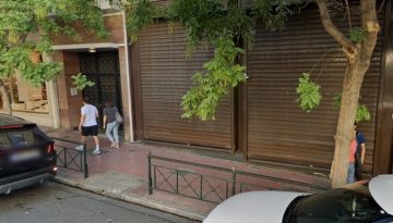 &Omicron; &kappa;&alpha;&nu;&alpha;&kappa;ά&rho;&eta;&sigmaf; &tau;&eta;&sigmaf; &ldquo;&delta;&iota;&alpha;&pi;&lambda;&epsilon;&kappa;ό&mu;&epsilon;&nu;&eta;&sigmaf;&rdquo; &mu;&alpha;&mu;ά&sigmaf; &pi;&omicron;&upsilon; &alpha;&gamma;ό&rho;&alpha;&sigma;&epsilon; &mu;&epsilon; 700.000 &epsilon;&upsilon;&rho;ώ &mu;&alpha;&gamma;&alpha;&zeta;ί &sigma;&tau;&omicron; &Kappa;&omicron;&lambda;&omega;&nu;ά&kappa;&iota;