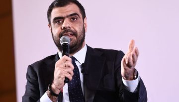 &Omicron; &Mu;&alpha;&rho;&iota;&nu;ά&kappa;&eta;&sigmaf; &laquo;&alpha;&delta;&epsilon;&iota;ά&zeta;&epsilon;&iota;&raquo; &tau;&omicron;&nu; &Tau;&sigma;&omicron;&upsilon;&kappa;&alpha;&lambda;ά &gamma;&iota;&alpha; &tau;&eta;&nu; &alpha;&pi;ό&sigma;&upsilon;&rho;&sigma;&eta; &tau;&eta;&sigmaf; &sigma;&upsilon;&mu;&mu;&epsilon;&tau;&omicron;&chi;ή&sigmaf; &tau;&omicron;&upsilon; &sigma;&tau;&omicron; &laquo;Alitheia Forum&raquo;