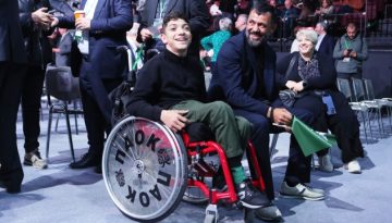 Ο μικρός Γιαννάκης στο συνέδριο του ΠΑΣΟΚ με τον πατέρα του (Εικόνες)