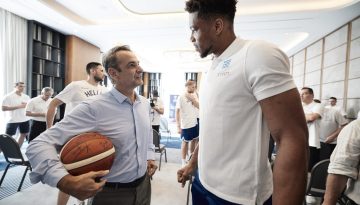 &Omicron; &Mu;&eta;&tau;&sigma;&omicron;&tau;ά&kappa;&eta;&sigmaf; &sigma;&upsilon;&nu;&epsilon;&chi;ά&rho;&eta; &tau;&omicron;&nu; &Gamma;&iota;ά&nu;&nu;&eta; &Alpha;&nu;&tau;&epsilon;&tau;&omicron;&kappa;&omicron;ύ&nu;&mu;&pi;&omicron; &gamma;&iota;&alpha; &tau;&omicron; &beta;&rho;&alpha;&beta;&epsilon;ί&omicron; &tau;&eta;&sigmaf; &Epsilon;&Epsilon; &laquo;&Epsilon;&upsilon;&rho;&omega;&pi;&alpha;ϊ&kappa;ό &Tau;ά&gamma;&mu;&alpha; &tau;&eta;&sigmaf; &Alpha;&xi;ί&alpha;&sigmaf;&raquo;