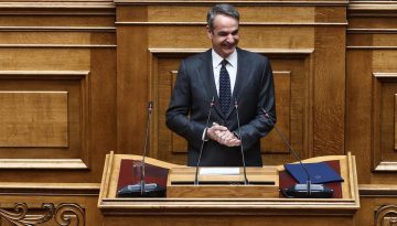 Ο Μητσοτάκης συνεχίζει να μιλά για «αποκλιμάκωση» στη Μ. Ανατολή χωρίς να καταδικάζει ΗΠΑ και Ισραήλ – Αρνείται να συγκαλ