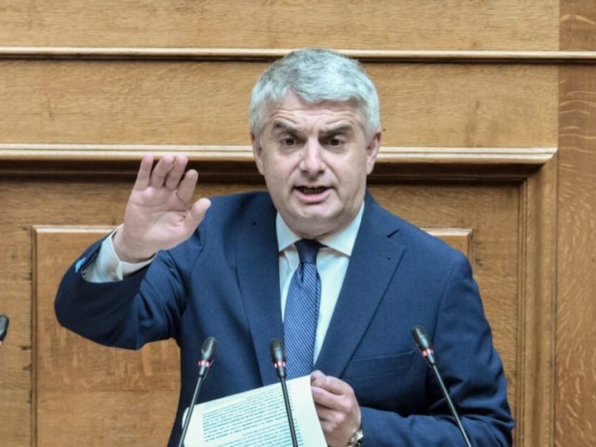 Ο Οδυσσέας Κωνσταντινόπουλος παραδίδει την έδρα του μετά τη διαγράφη του από το ΠΑΣΟΚ