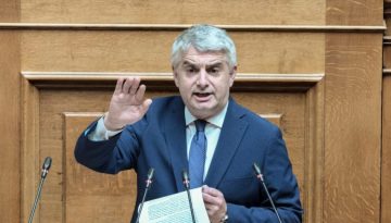 Ο Οδυσσέας Κωνσταντινόπουλος παραδίδει την έδρα του μετά τη διαγράφη του από το ΠΑΣΟΚ