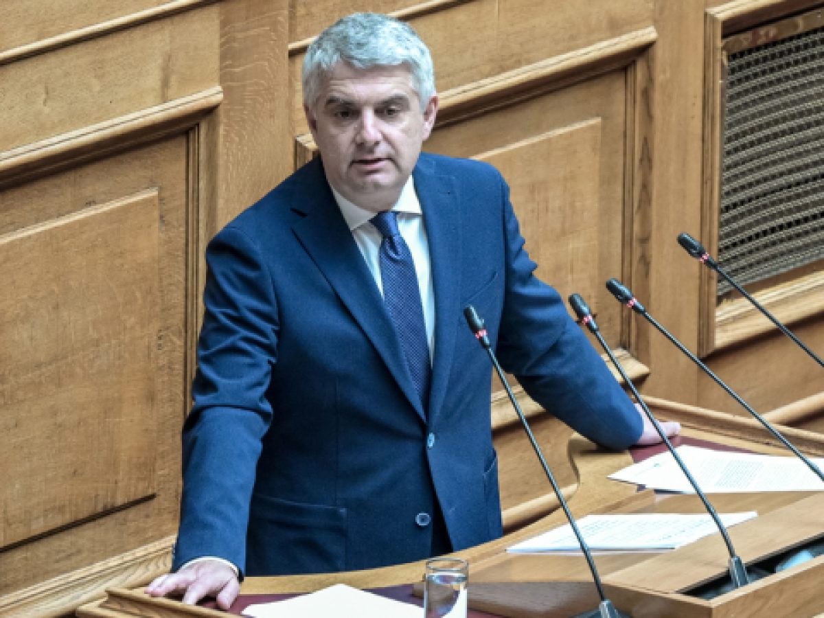 Ο Οδυσσέας Κωνσταντινόπουλος παραιτείται από βουλευτής μετά τη διαγραφή του, παραδίδει την έδρα στο ΠΑΣΟΚ