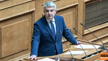 Ο Οδυσσέας Κωνσταντινόπουλος παραιτείται από βουλευτής μετά τη διαγραφή του, παραδίδει την έδρα στο ΠΑΣΟΚ