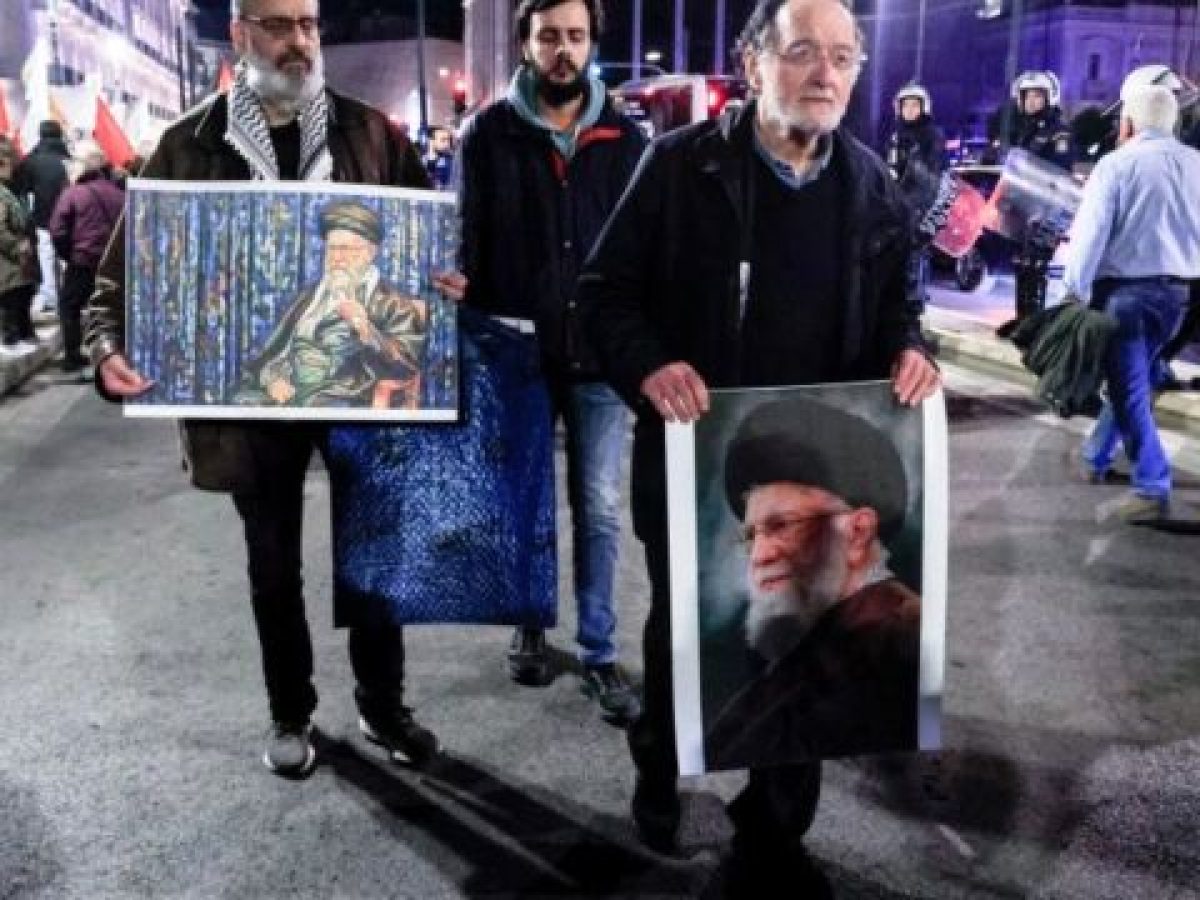Ο Παναγιώτης Λαφαζάνης συμμετείχε σε αντιπολεμική διαδήλωση στο κέντρο της Αθήνας με πορτρέτο του Αλί Χαμενεΐ