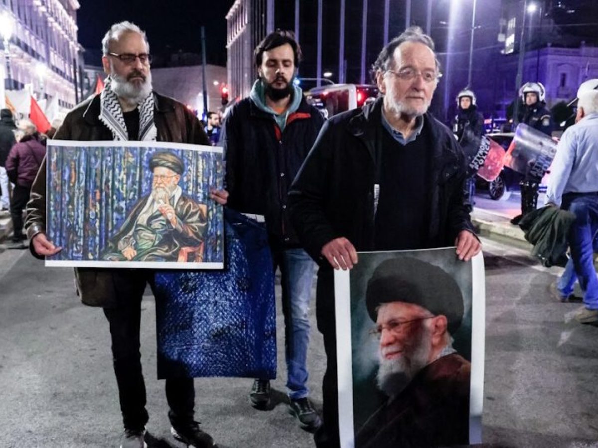 Ο Παναγιώτης Λαφαζάνης στη διαδήλωση για το Ιράν στο κέντρο της Αθήνας με φωτογραφία του Αγιατολάχ Χαμενεΐ