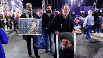 Ο Παναγιώτης Λαφαζάνης στη διαδήλωση για το Ιράν στο κέντρο της Αθήνας με φωτογραφία του Αγιατολάχ Χαμενεΐ