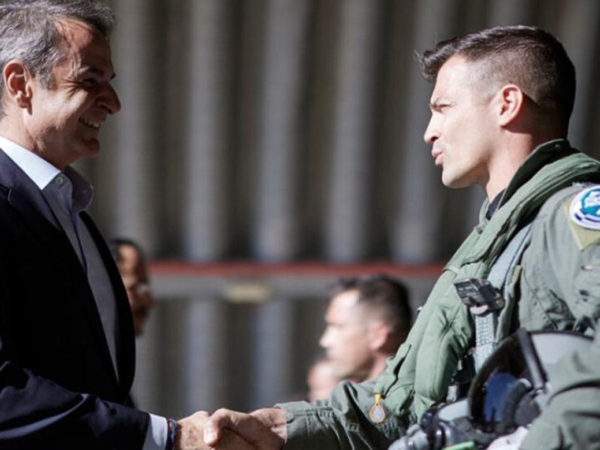 Ο πρωθυπουργός συνάντησε τους πιλότους των ελληνικών F-16 στην Κύπρο