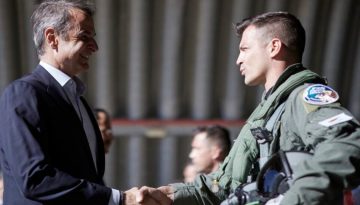 Ο πρωθυπουργός συνάντησε τους πιλότους των ελληνικών F-16 στην Κύπρο