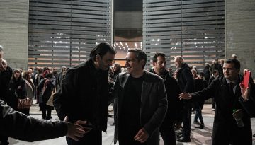 &Omicron; &Sigma;&Upsilon;&Rho;&Iota;&Zeta;&Alpha; &chi;ά&nu;&epsilon;&iota; &sigma;&tau;&epsilon;&lambda;έ&chi;&eta; &ndash; &Pi;&omicron;&iota;&omicron;&iota; &chi;&tau;&upsilon;&pi;&omicron;ύ&nu; &tau;&eta;&nu; &pi;ό&rho;&tau;&alpha; &tau;&omicron;&upsilon; &Tau;&sigma;ί&pi;&rho;&alpha;