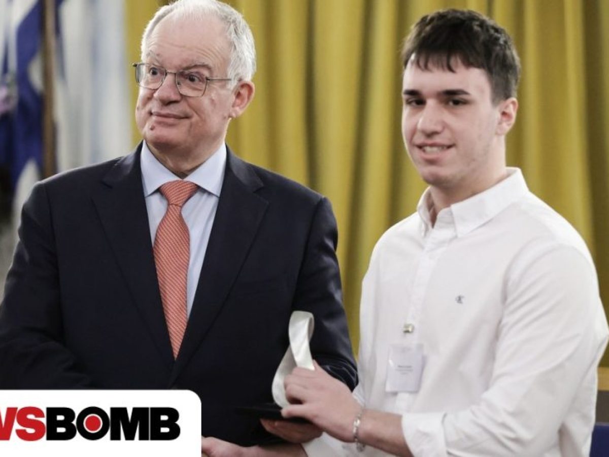 Ο Τασούλας βράβευσε αριστούχους μαθητές: «Δεν υπάρχει εύκολος δρόμος προς την επιτυχία»