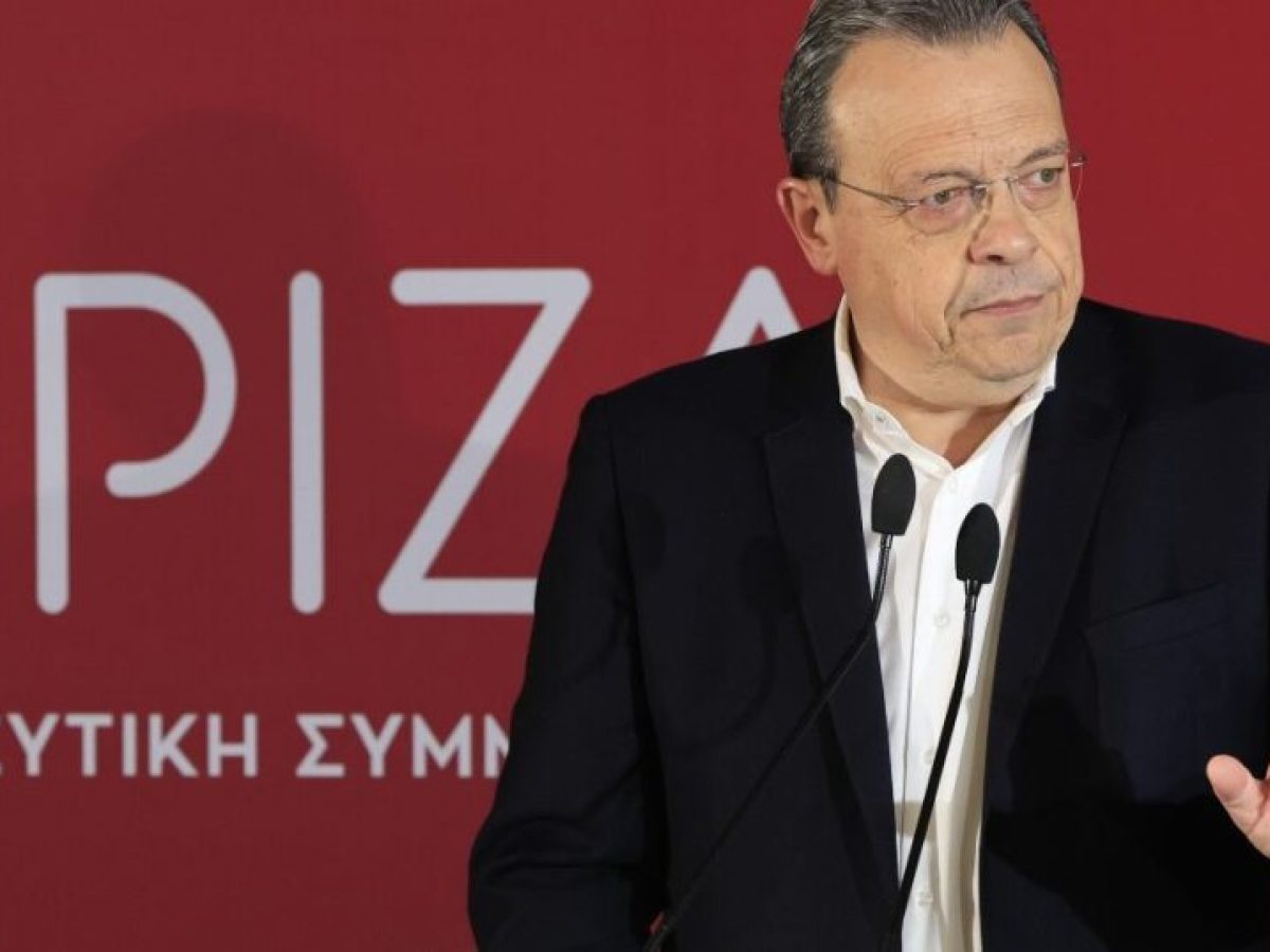 &Omicron; &tau;&rho;&alpha;&gamma;έ&lambda;&alpha;&phi;&omicron;&sigmaf; &mu;&epsilon; &tau;&omicron;&nu; &Sigma;&Upsilon;&Rho;&Iota;&Zeta;&Alpha;: &Omicron;&delta;&eta;&gamma;&epsilon;ί&tau;&alpha;&iota; &sigma;&epsilon; &delta;&iota;ά&lambda;&upsilon;&sigma;&eta; &gamma;&iota;&alpha; &nu;&alpha; &laquo;&epsilon;&pi;&alpha;&nu;&iota;&delta;&rho;&upsilon;&theta;&epsilon;ί&raquo; &omega;&sigmaf; &kappa;ό&mu;&mu;&alpha; &Tau;&sigma;ί&pi;&rho;&alpha;