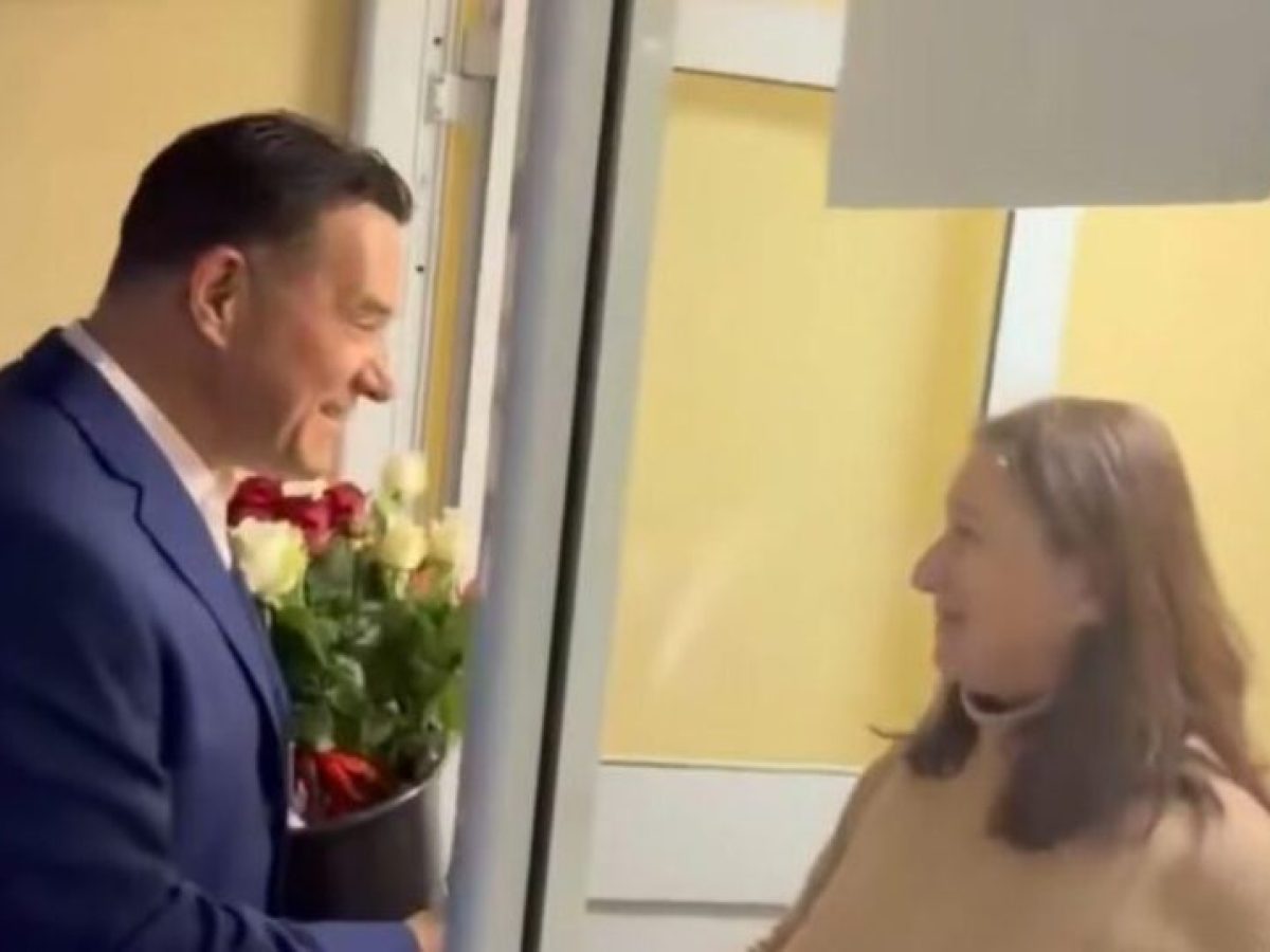 Ο Άδωνις Γεωργιάδης επισκέφθηκε το νοσοκομείο «Ερυθρός Σταυρός» και μοίρασε τριαντάφυλλα στις γυναίκες