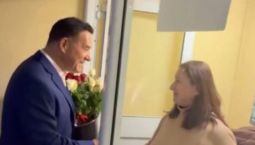 Ο Άδωνις Γεωργιάδης επισκέφθηκε το νοσοκομείο «Ερυθρός Σταυρός» και μοίρασε τριαντάφυλλα στις γυναίκες