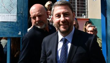 Ο Ανδρουλάκης ψήφισε στο Περιστέρι: «Η αλλαγή περνά από την ήττα της ΝΔ»