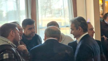 Ολιγόλεπτη συνάντηση με αγρότες στη Λάρισα είχε ο Μητσοτάκης πριν το προσυνέδριο της ΝΔ
