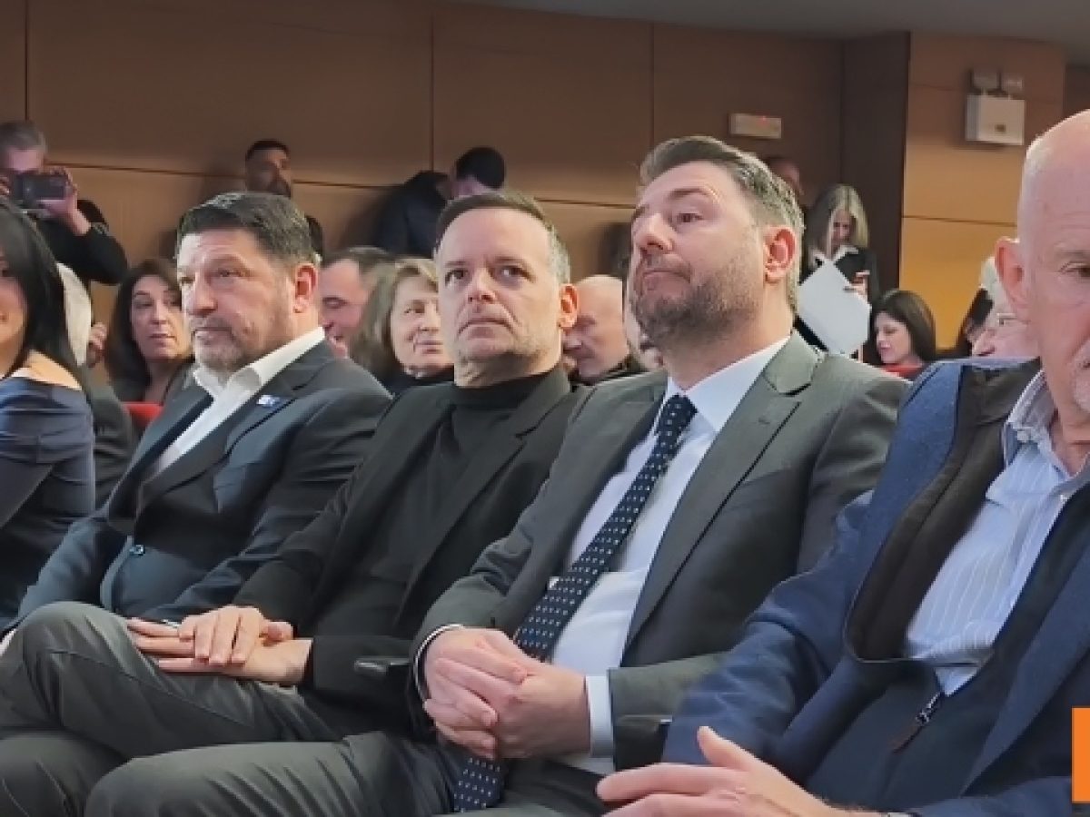 Ό&lambda;&omicron; &tau;&omicron; &Pi;&Alpha;&Sigma;&Omicron;&Kappa; &sigma;&tau;&eta; &beta;&rho;&alpha;&delta;&iota;ά &gamma;&iota;&alpha; &tau;&omicron;&nu; &Alpha;&nu;&delta;&rho;έ&alpha; &Pi;&alpha;&pi;&alpha;&nu;&delta;&rho;έ&omicron;&upsilon;: H &chi;&epsilon;&iota;&rho;&alpha;&psi;ί&alpha; &Alpha;&nu;&delta;&rho;&omicron;&upsilon;&lambda;ά&kappa;&eta;-&Delta;&omicron;ύ&kappa;&alpha; &kappa;&alpha;&iota; &tau;&alpha; &mu;&eta;&nu;ύ&mu;&alpha;&tau;&alpha;, &delta;&epsilon;ί&tau;&epsilon; &beta;ί&nu;&tau;&epsilon;&omicron;