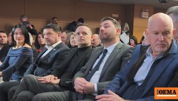 Όλο το ΠΑΣΟΚ στη βραδιά για τον Ανδρέα Παπανδρέου: H χειραψία Ανδρουλάκη-Δούκα και τα μηνύματα, δείτε βίντεο
