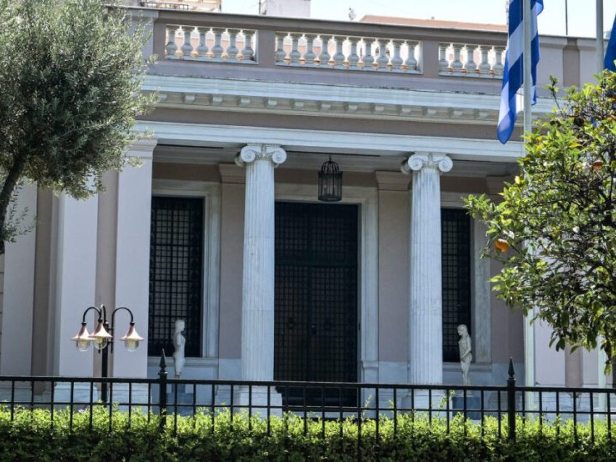 «Ούτε πολύ κοντά, ούτε μακριά για νέα μέτρα»